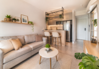 Sala de estar e cozinha integradas em apartamento de 40m² decorado de forma minimalista e organizada.