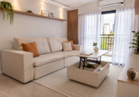 Sala de estar compacta com decoração moderna destacando móveis multifuncionais inteligentes para otimizar espaço em apartamento pequeno.