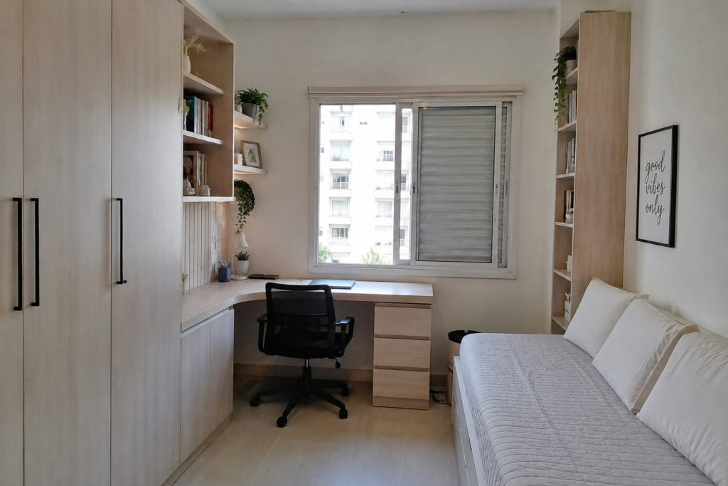 Decoração de quarto de solteiro pequeno otimizado com bancada flutuante, espelho e prateleiras organizadoras.