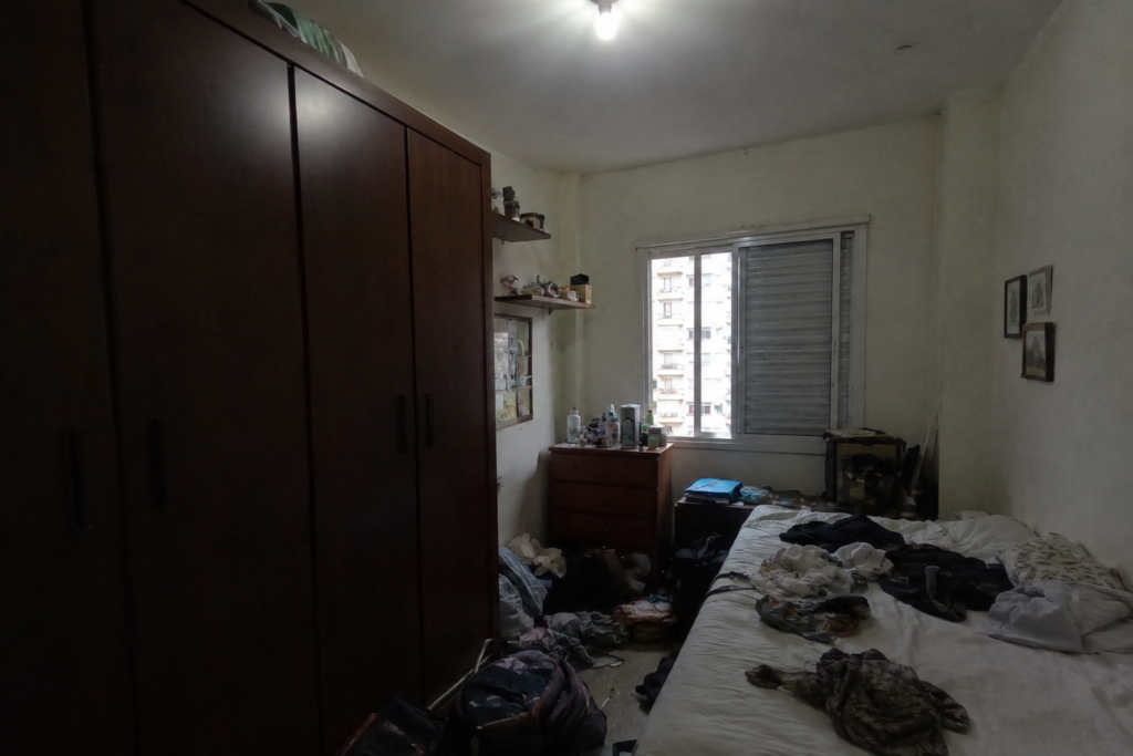 Quarto de solteiro pequeno antes da decoração, com móveis escuros e espaço mal aproveitado.
